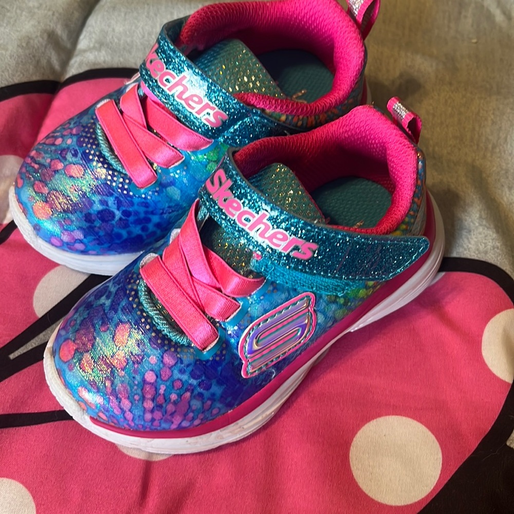 Size 5 toddler Skechers shoes! In new condition